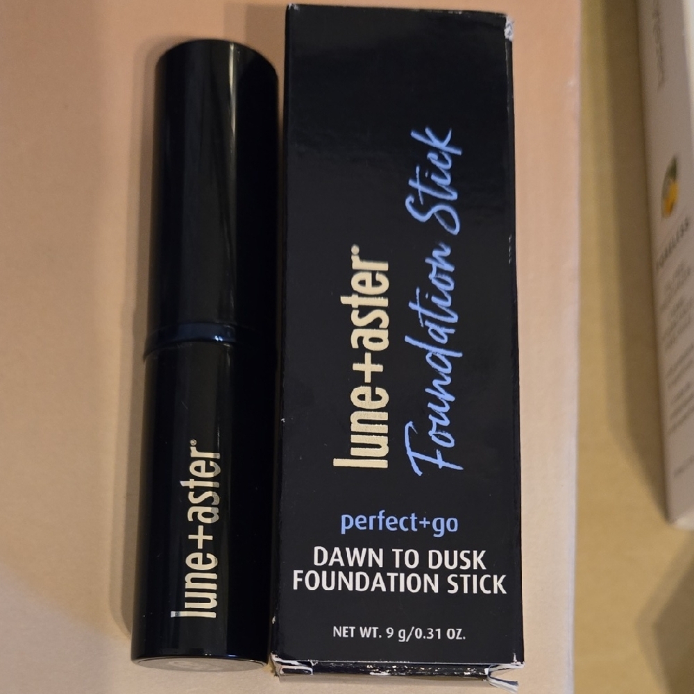 Dawn to Dusk Foundation Stick - Black